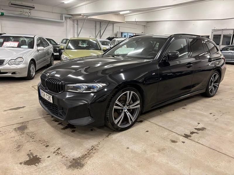 Svart Begagnad 2022 BMW 330 M Sport Kombi | 349 900 kr (Marknadspris) - Bild 1/4