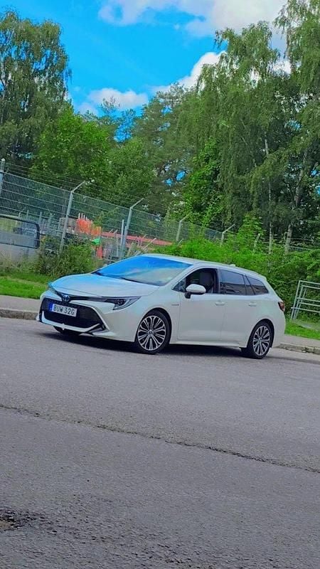 Vit Begagnad 2020 Toyota Corolla Executive Kombi | 249 000 kr (Lite dyr) - Bild 1/4