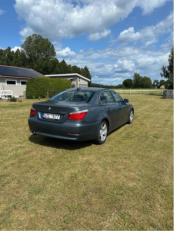 Blå Begagnad 2008 BMW 523 Sedan | 65 499 kr (Marknadspris) - Bild 1/4
