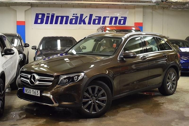 Mörkbrun Begagnad 2016 Mercedes GLC220 SUV | 249 000 kr (Marknadspris) - Bild 1/4