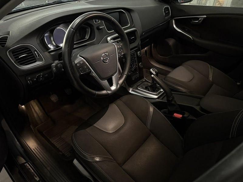 Begagnad Volvo V40 Momentum 150 HK (110 kW) 2016 Grå Halvkombi