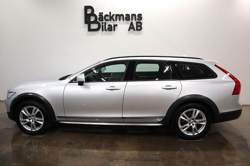 Silver Begagnad 2017 Volvo V90 CC Kombi | 224 000 kr (Marknadspris) - Bild 1/4