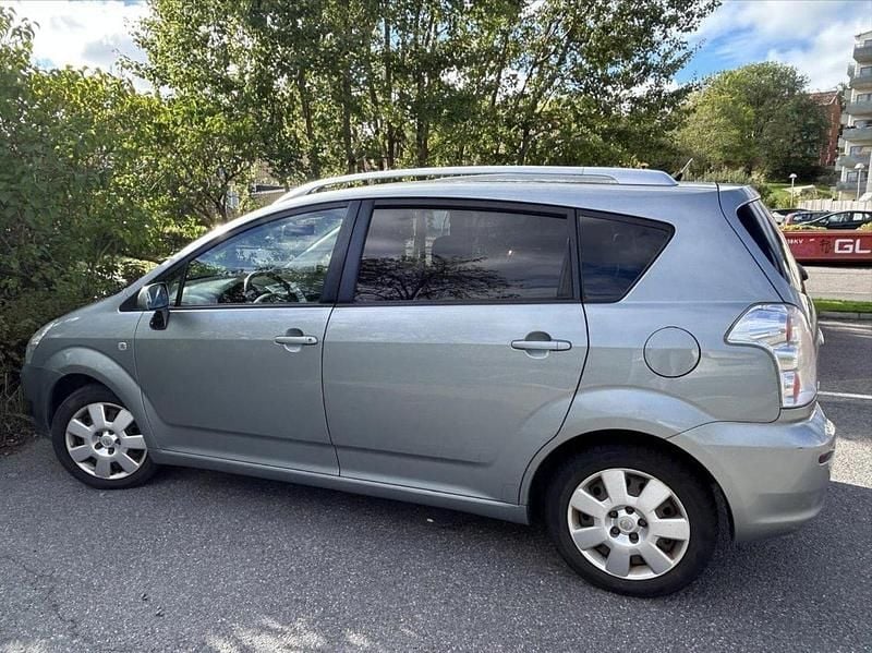 Grå Begagnad 2009 Toyota Corolla Verso Minibuss | 63 999 kr (Lite dyr) - Bild 1/4