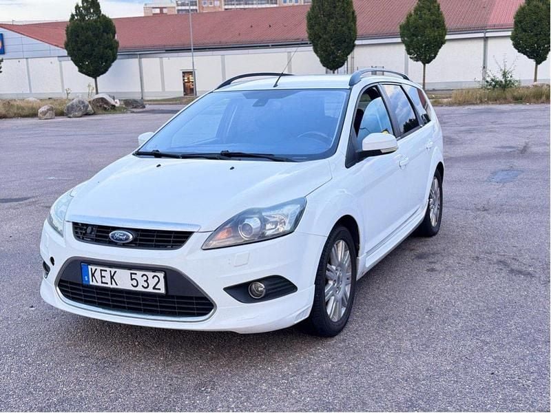 Vit Begagnad 2010 Ford Focus Titanium Kombi | 26 500 kr (Marknadspris) - Bild 1/4