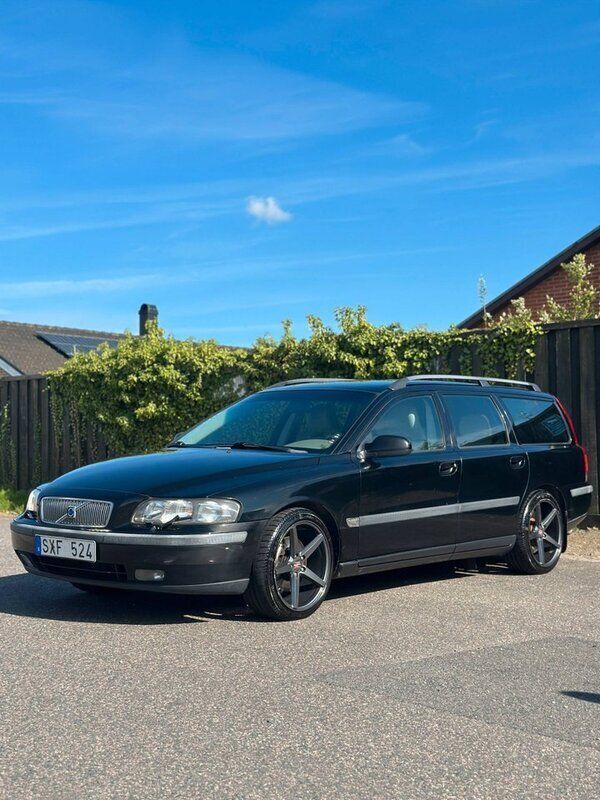 Svart Begagnad 2001 Volvo V70 Kombi | 18 499 kr (Marknadspris) - Bild 1/4