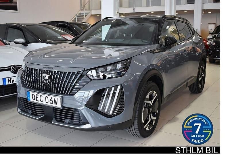 Grå Begagnad 2024 Peugeot 2008 GT SUV | 284 900 kr (Marknadspris) - Bild 1/4