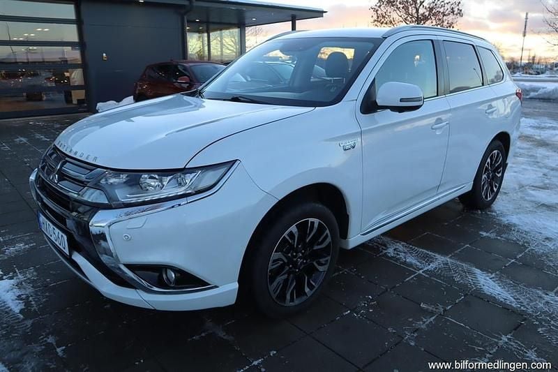 Vit Begagnad 2016 Mitsubishi Outlander P-HEV SUV | 165 900 kr - Bild 1/4