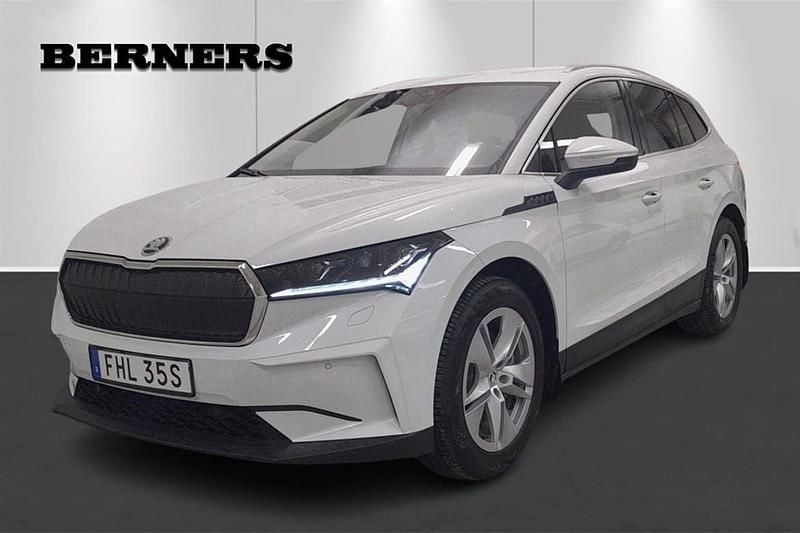 Vit Begagnad 2023 Skoda Enyaq iV Comfort SUV | 439 900 kr (Bra pris) - Bild 1/4