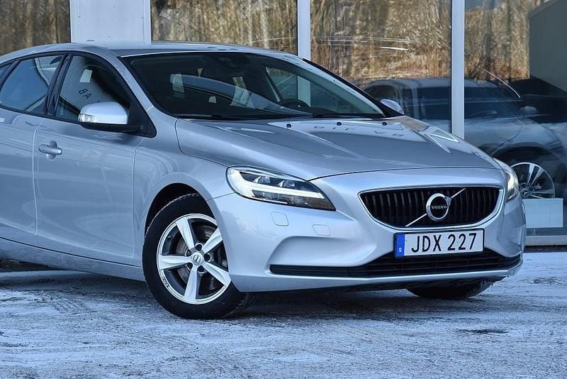 Begagnad Volvo V40 120 HK (88 kW) 2016 Silver Halvkombi