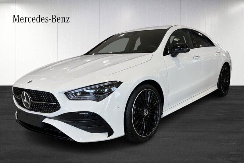 Vit (white) Ny 2024 Mercedes CLA200 AMG Sportkupé | 437 000 kr (Marknadspris) - Bild 1/4