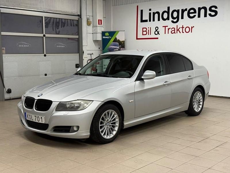 Begagnad BMW 318 143 HK (105 kW) 2009 Ljusgrå Sedan