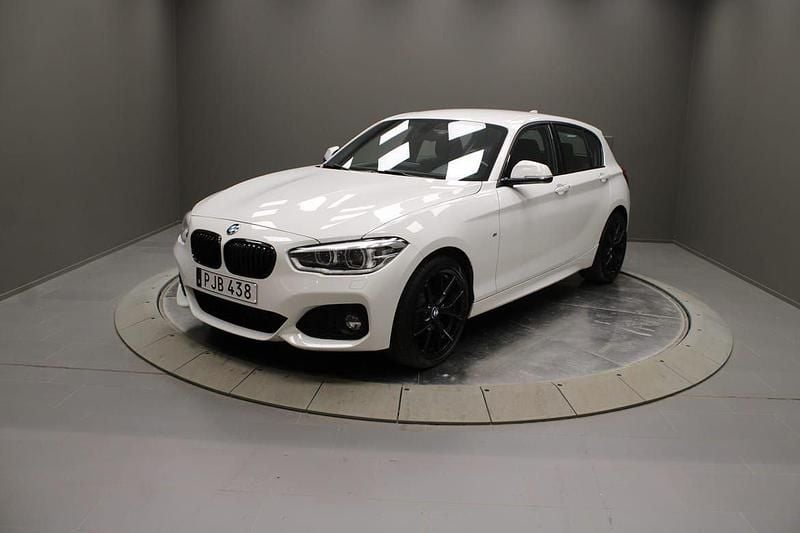 Vit Begagnad 2017 BMW 118 M Sport Halvkombi | 179 000 kr (Marknadspris) - Bild 1/4
