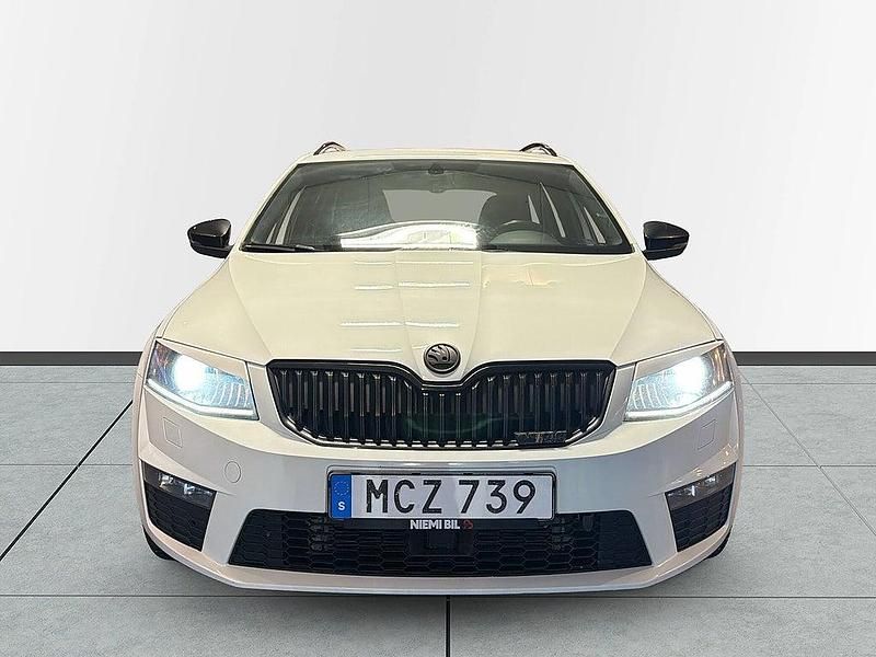 Begagnad Skoda Octavia RS 184 HK (135 kW) 2015 Vit Kombi
