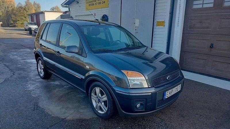 Grå Begagnad 2007 Ford Fusion Halvkombi | 36 900 kr (Bra pris) - Bild 1/4