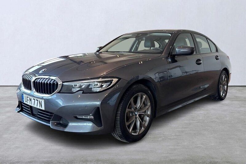Mörkgrå Begagnad 2019 BMW 330e Sedan | 239 000 kr (Marknadspris) - Bild 1/4
