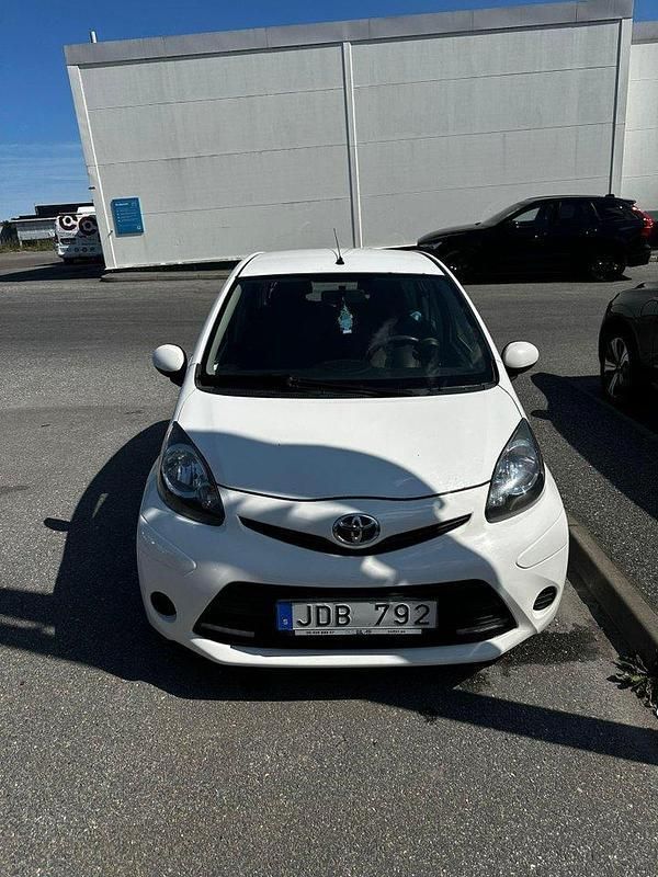 Vit Begagnad 2012 Toyota Aygo Halvkombi | 38 000 kr (Marknadspris) - Bild 1/4