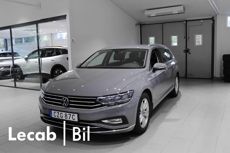 Grå (moonstone grey) Begagnad 2024 VW Passat Elegance Kombi | 339 500 kr (Marknadspris) - Bild 1/4