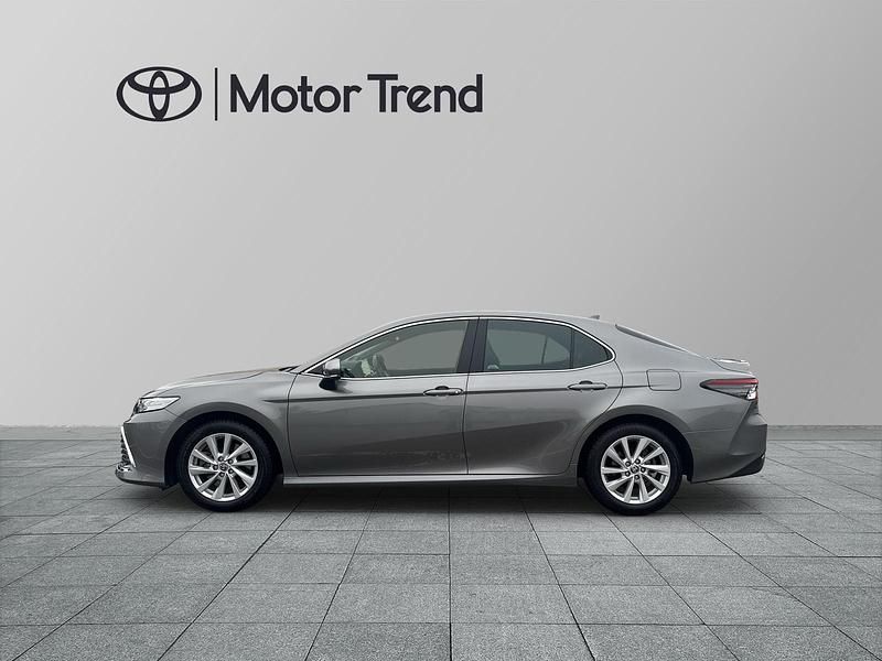 Begagnad Toyota Camry Hybrid Executive 220 HK (161 kW) 2023 Silver Sedan