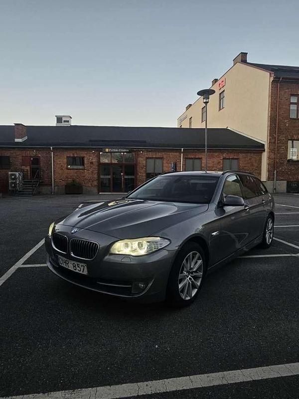 Grå Begagnad 2011 BMW 530 Kombi | 150 900 kr (Marknadspris) - Bild 1/4