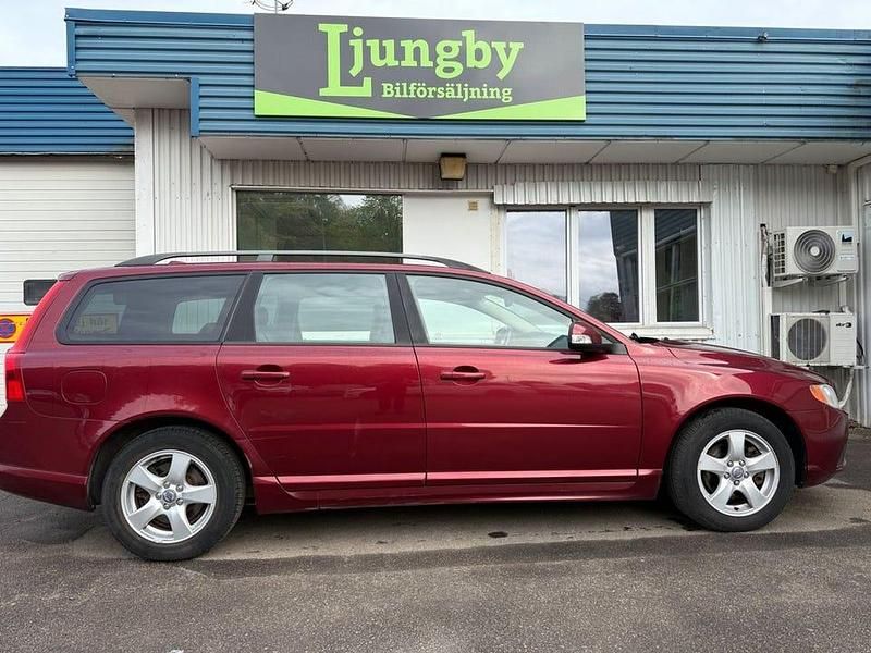 Begagnad Volvo V70 Momentum 136 HK (100 kW) 2008 Röd Kombi