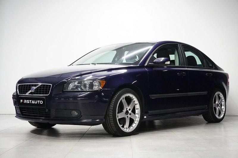 Blå Begagnad 2004 Volvo S40 Kinetic Sedan | 44 900 kr (Marknadspris) - Bild 1/4