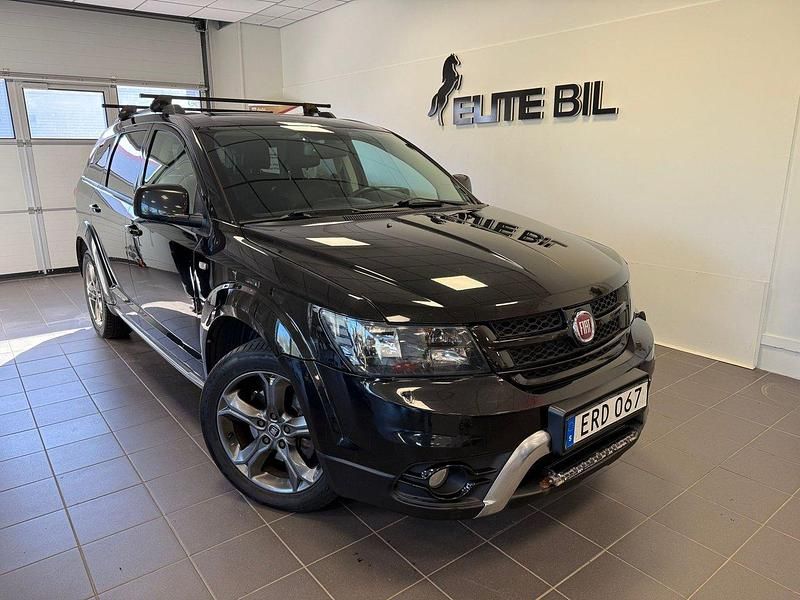 Svart (svart metallic) Begagnad 2015 Fiat Freemont SUV | 109 000 kr (Marknadspris) - Bild 1/4