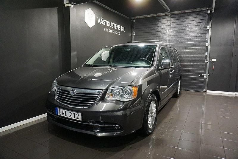 Grå Begagnad 2015 Lancia Voyager Gold Minibuss | 174 900 kr (Lite dyr) - Bild 1/4