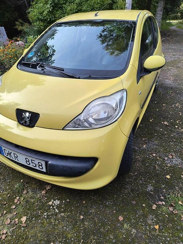 Gul Begagnad 2008 Peugeot 107 Halvkombi | 10 900 kr (Marknadspris) - Bild 1/4