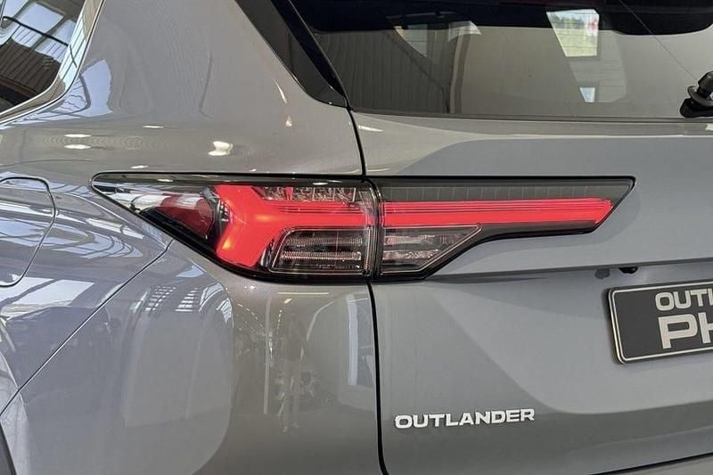 Ny Mitsubishi Outlander P-HEV Instyle 306 HK (225 kW) 2025 Moonstone grå SUV