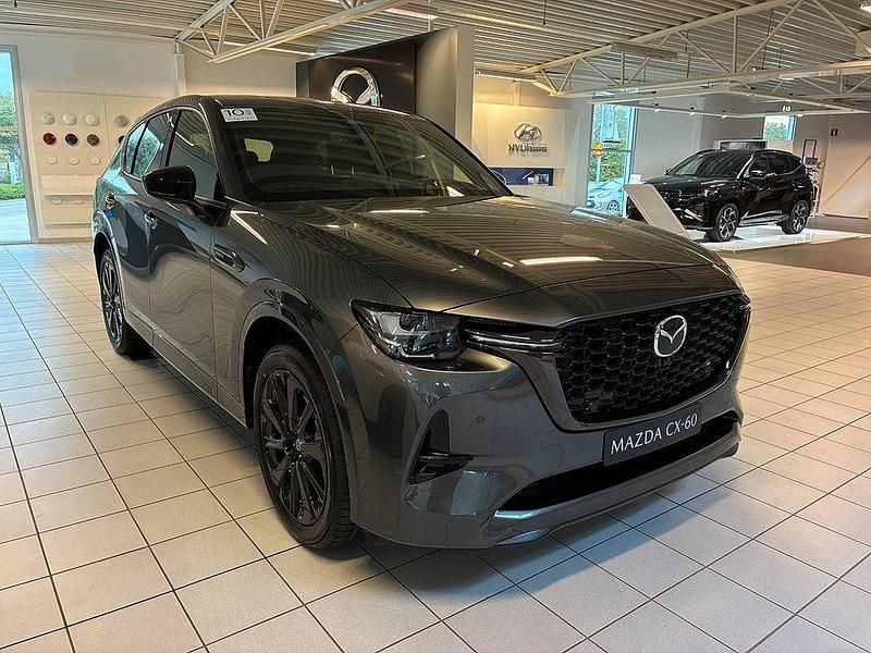 Grå Ny 2025 Mazda CX-60 Homura-Line SUV | 604 900 kr (Marknadspris) - Bild 1/4