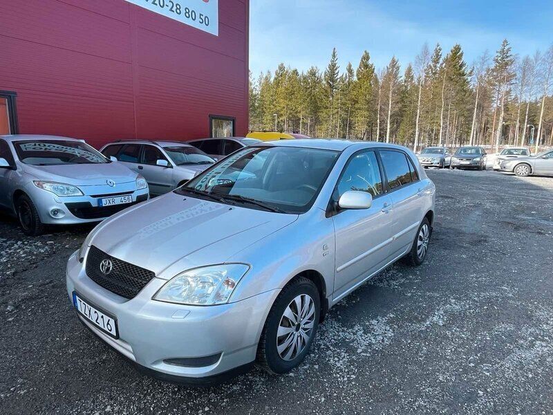 Silver Begagnad 2002 Toyota Corolla Halvkombi | 29 900 kr (Marknadspris) - Bild 1/4