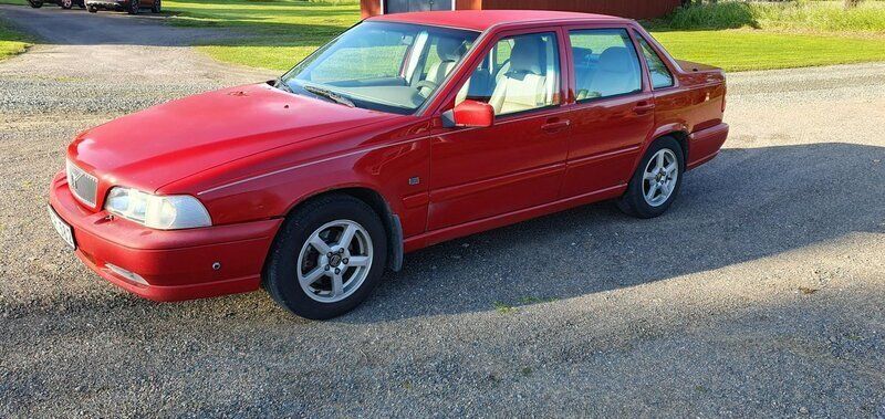 Röd Begagnad 2000 Volvo S70 Sedan | 10 000 kr - Bild 1/4