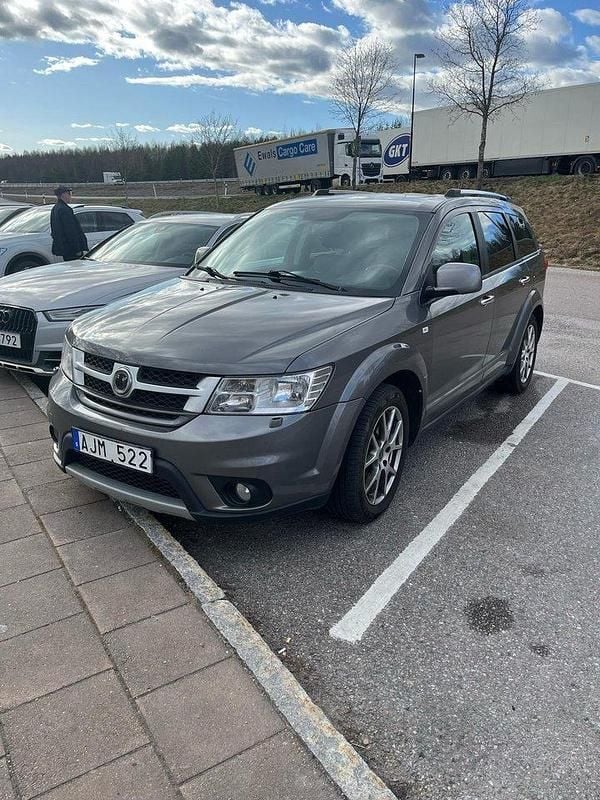 Grå Begagnad 2013 Fiat Freemont SUV | 52 000 kr (Marknadspris) - Bild 1/4
