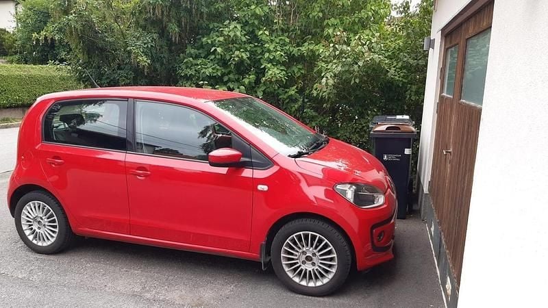 Röd Begagnad 2016 VW up! high up! Halvkombi | 79 000 kr (Bra pris) - Bild 1/3