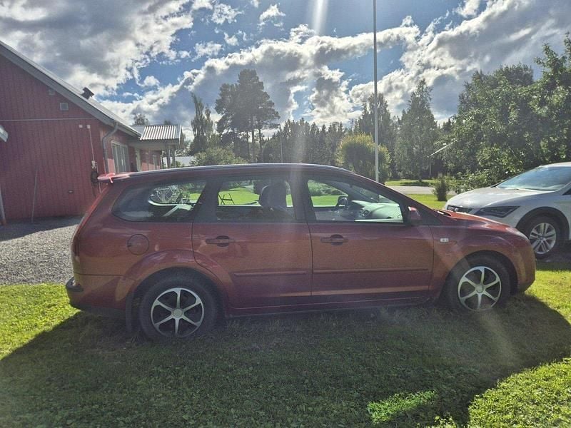 Röd Begagnad 2006 Ford Focus Kombi | 9 000 kr (Superpris) - Bild 1/4