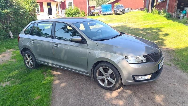 Brun Begagnad 2015 Skoda Rapid Halvkombi | 83 000 kr (Superpris) - Bild 1/4