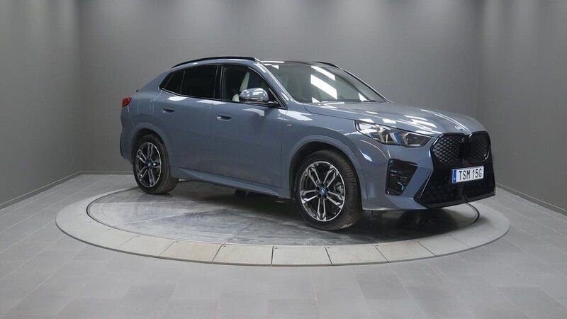 Grå Begagnad 2023 BMW iX2 Comfort Edition SUV | 579 000 kr (Marknadspris) - Bild 1/4