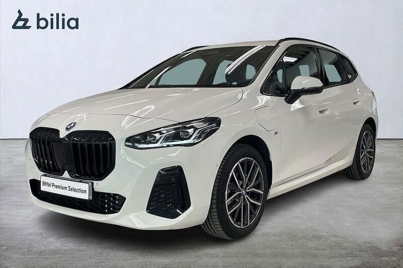 Vit (alpinvit ) Begagnad 2023 BMW 230e Active Tourer Minibuss | 439 900 kr (Bra pris) - Bild 1/4