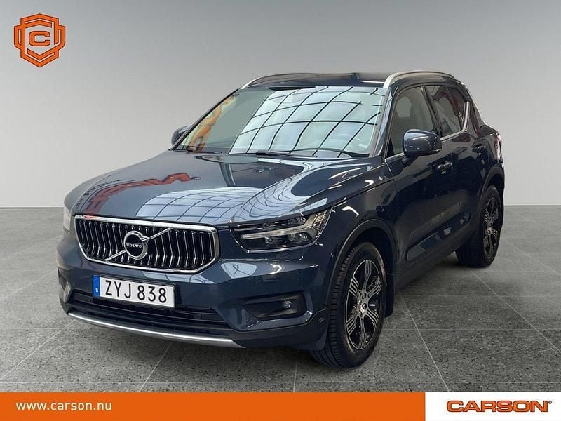 Mörkblå Begagnad 2020 Volvo XC40 Inscription SUV | 274 900 kr (Marknadspris) - Bild 1/3