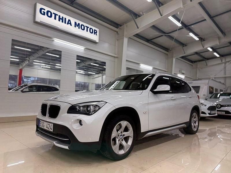 Vit Begagnad 2011 BMW X1 SUV | 99 900 kr (Marknadspris) - Bild 1/4