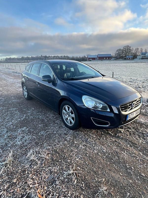 Begagnad Volvo V60 163 HK (119 kW) 2013 Blå metallic Kombi