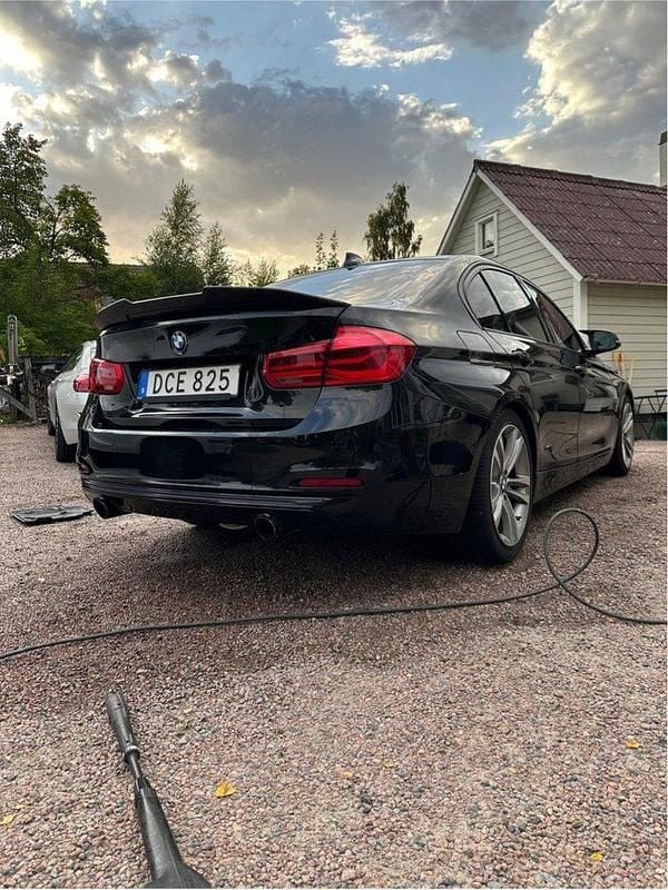 Svart Begagnad 2017 BMW 340 Performance Sedan | 309 999 kr (Bra pris) - Bild 1/4