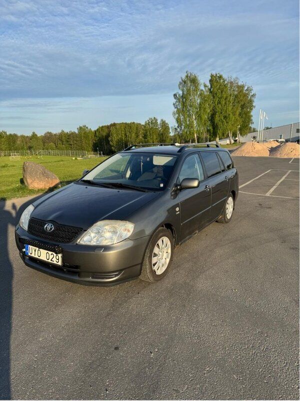 Grå Begagnad 2004 Toyota Corolla Kombi | 24 999 kr (Marknadspris) - Bild 1/4