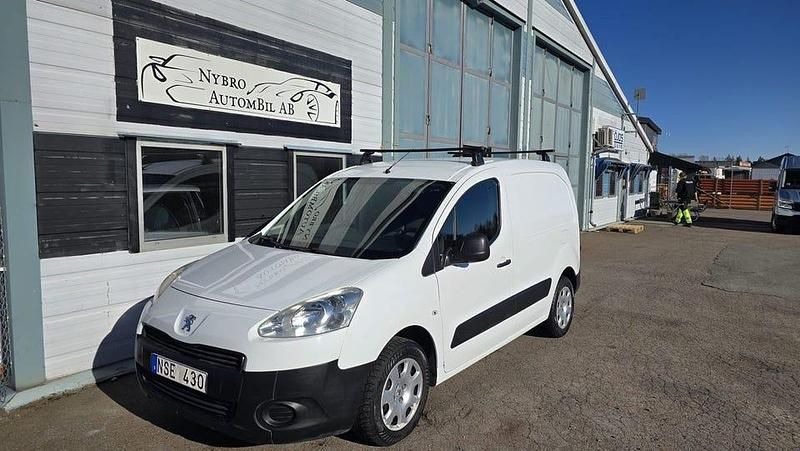 Vit Begagnad 2012 Peugeot Partner Minibuss | 64 900 kr (Lite dyr) - Bild 1/4