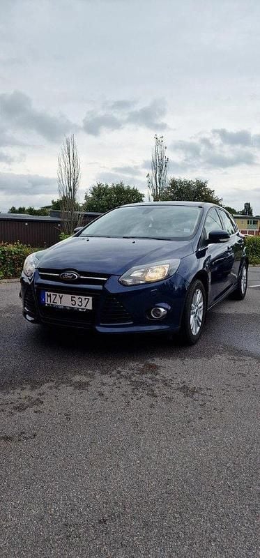 Blå Begagnad 2013 Ford Focus Titanium Halvkombi | 66 000 kr (Bra pris) - Bild 1/4