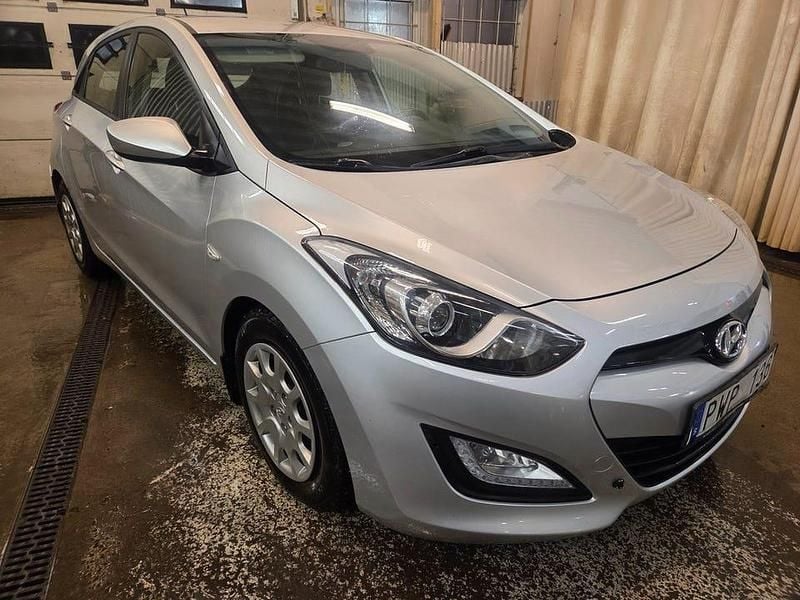 Begagnad Hyundai i30 110 HK (80 kW) 2012 Silver Halvkombi