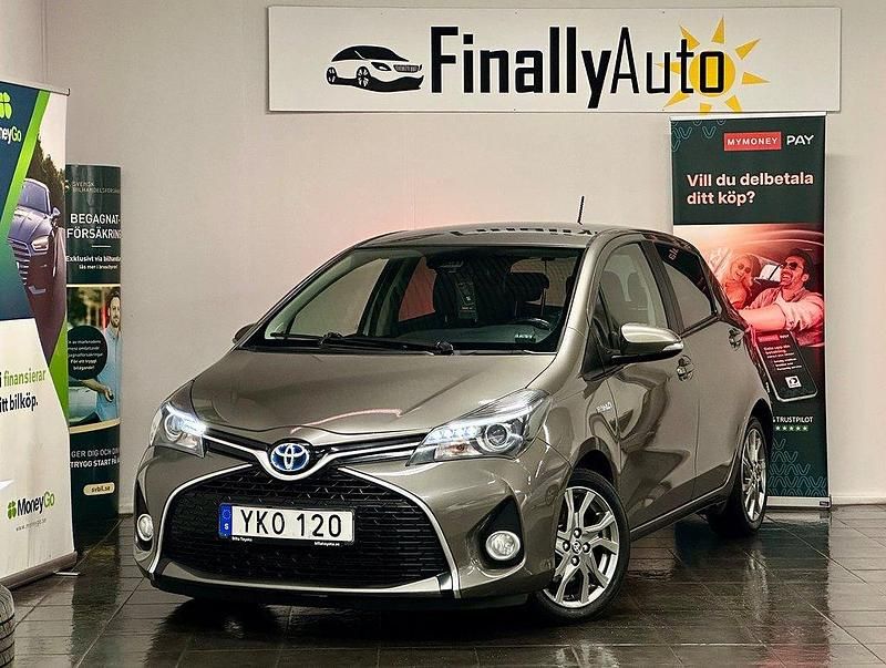 Mörkgrå Begagnad 2017 Toyota Yaris Hybrid Active Halvkombi | 129 900 kr (Lite dyr) - Bild 1/4