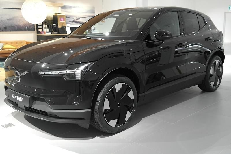 Svart Ny 2026 Volvo EX30 Single Motor Extended Range SUV | 519 900 kr (Marknadspris) - Bild 1/4