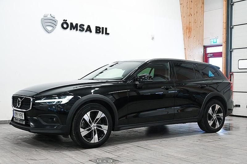 Svart Begagnad 2022 Volvo V60 CC Momentum Kombi | 254 800 kr (Bra pris) - Bild 1/4