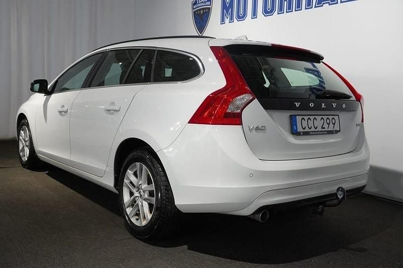 Begagnad Volvo V60 Momentum 151 HK (111 kW) 2018 Vit Kombi